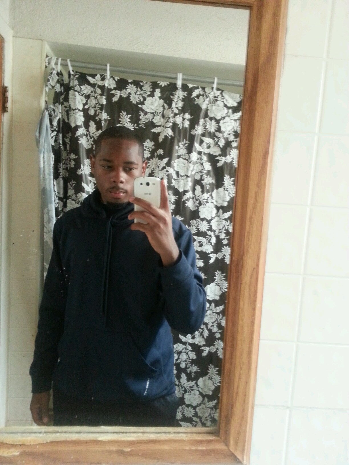 #TeamAutoFollow #TEAMBULLS #TEAMANDROID....Imma cool person I love badd females and I don't fuck with bullshit .... and I follow back just check my numbers