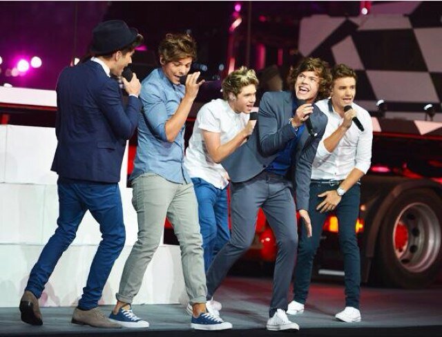 FREE FOLLOW SO PLEASE DO ME A FAVOUR AND FOLLOW @cherylkate_1D Thanks! :)