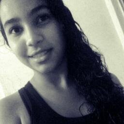 Eu sou ciumenta, ñ sei fazer social, ñ consigo segurar o riso, sou desastrada, preguiçosa, mas toda vez que eu começo a me descrever sempre fica faltando algo .