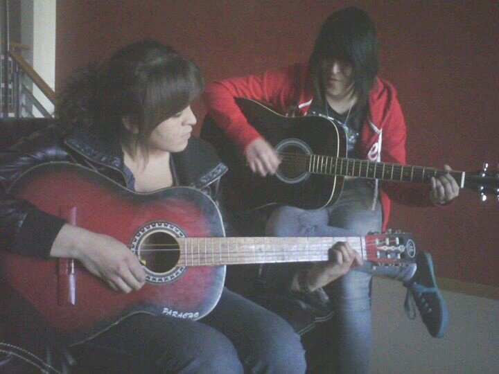 Teffa es: sarcasmo,Musica,Dibujo arte,// toco guitarra, teclado, me gusta la fotografia.Amo el arte, el indie,rock,Hardcore, T&S♥ I ♥ Zombies  Sean