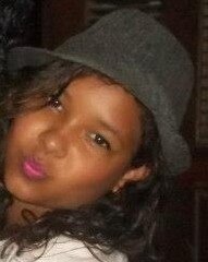 sou rockeira,jogo volley,adoro navegar meu face,sou brincalhona,divertida.E muito mais.......................