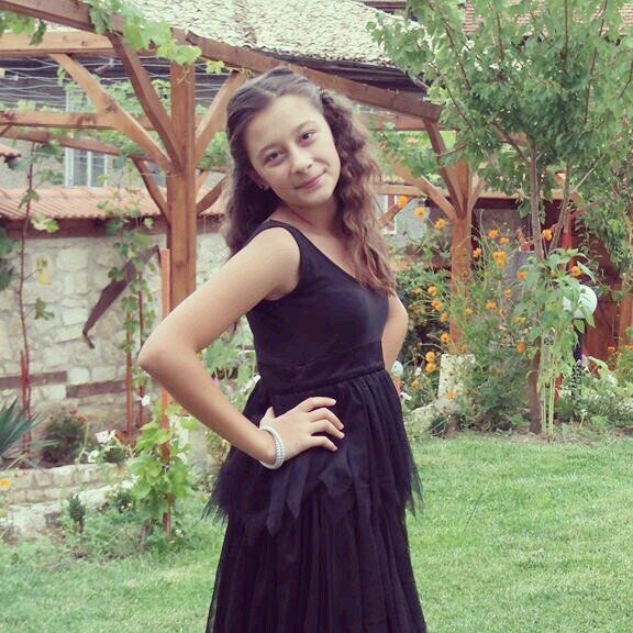 hey my name is christina - i am 15 years old i am fancer and  i following back everyone 3 :)