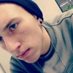 “Longe de você eu enlouqueço muito mais
Eu vivo na espera de poder viver a vida com você.
