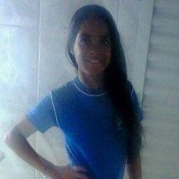Debaixo da maquiagem e por trás desse meu sorriso, eu sou apenas uma menina que deseja o mundo. :)