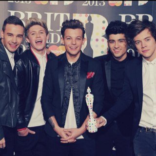 Five boys are looking in the same direction, it's magic.(deux sur ce compte) ∞