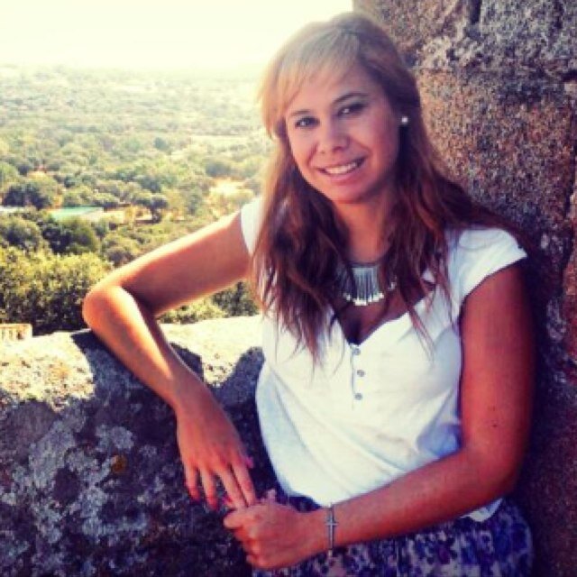 Estudiante de Logopedia. Cursando LSE. Monitora y coordinadora de tiempo libre. Muy ajetreada. Alegre y siempre con una sonrisa que ofrecer! :)