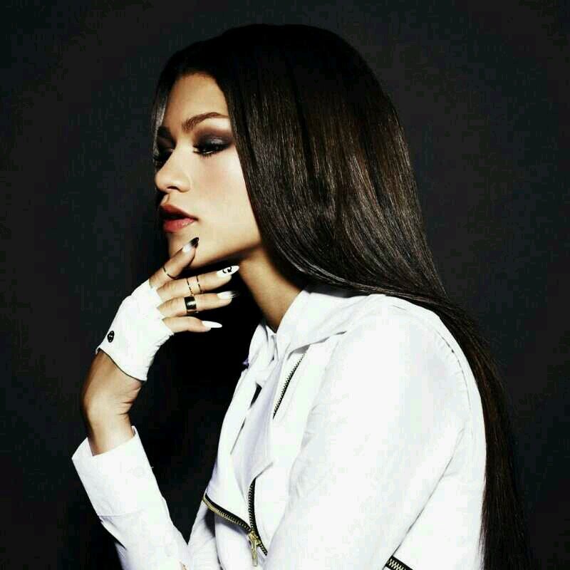 hiya heya oi aloha hola bonjour! It's me Zendaya! From Shake It Up! My new single #REPLAY is out now - http://t.co/MDId8RxmAe