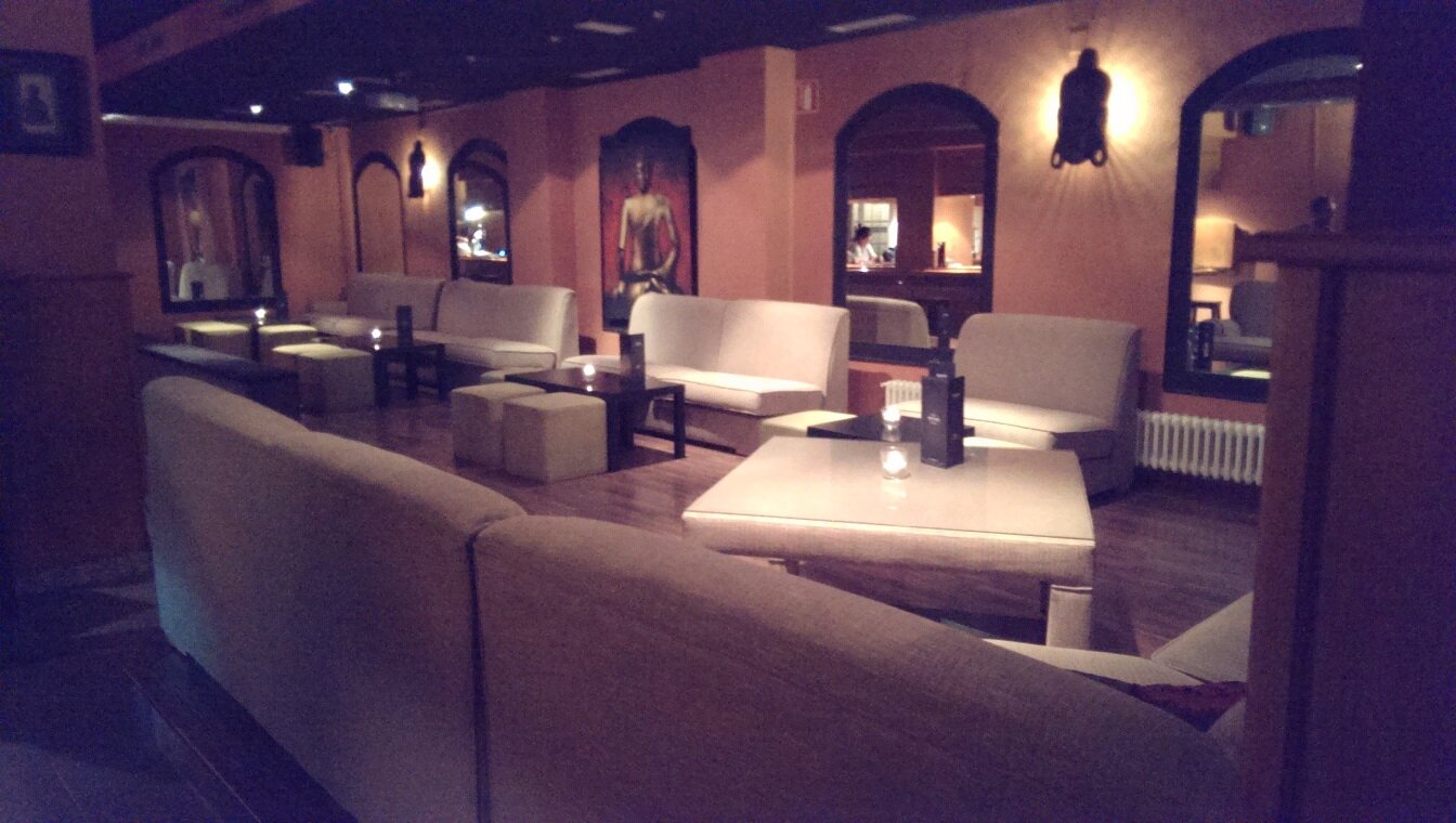 Pub Chill Out especializado en Gin Tonics. Tenemos zona de sofás, zona de camas, sishas, pantallas grandes para partidos... Visítanos!