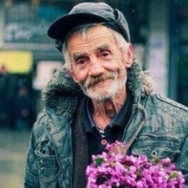ذبلت ولا ذبل ورد الغرام وجيت لك عاني ..

تعال أنصف تجاعيد السنين ورعشة إيديني .!