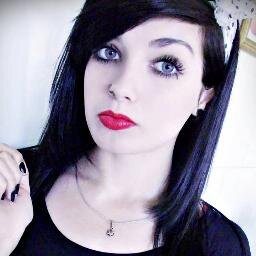 meu nome é aline,tenho 18 anos,moro em Brasilia,sou modelo adoro  ler,curto rock e amo pizza