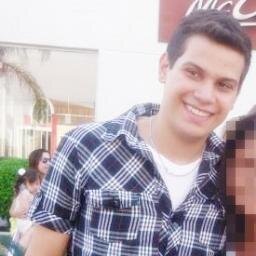 - de loonge pareço feio,  de perto continuo longe ..  ;)