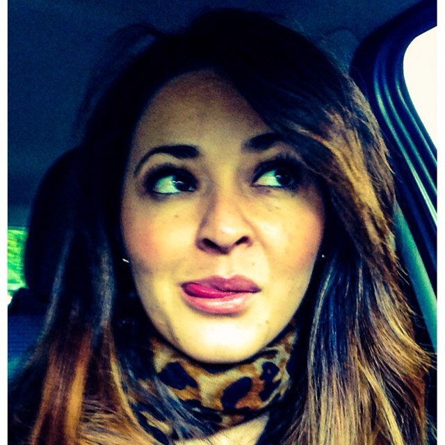 yleyanis's profile picture. Después de conocer una mujer etérea, ¿Puede brindarnos alguna clase de atractivos una mujer terrestre? -Oliverio Girondo