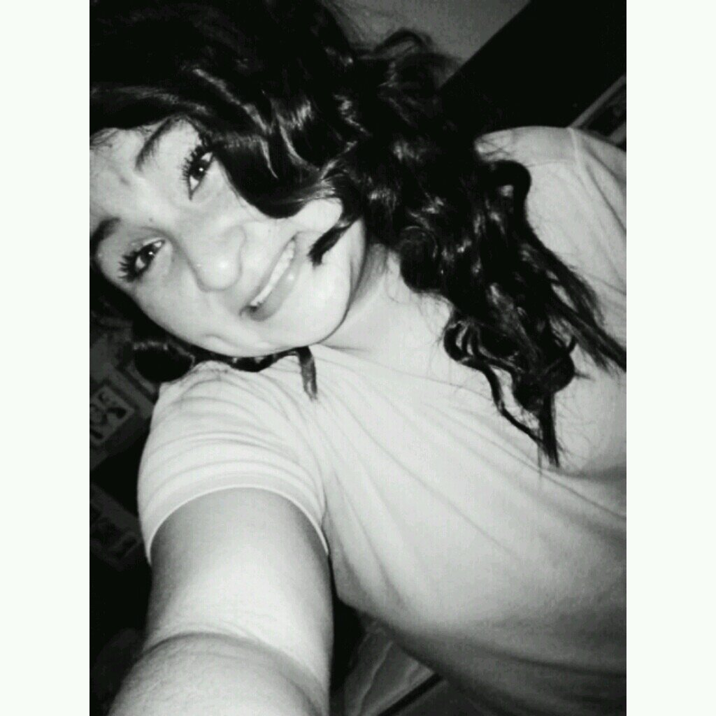 Chill,sweet,trust worthy o: real but i dont likee fake people. message me ^~^/)