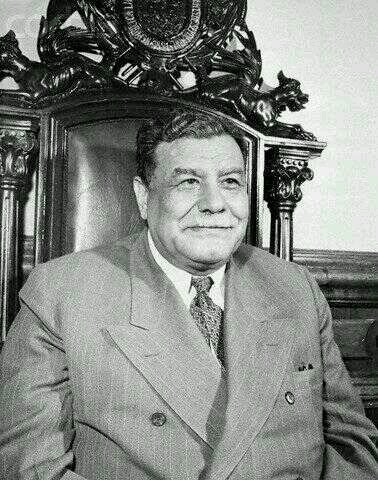 Presidente, dictador y abuelo de la patria hondureña, podías dormir con las puertas abiertas en mis tiempos... También construi el nacional con los reos!
