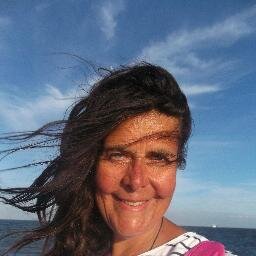 Iam a intuitief painter and photograver and i  color create  art for childeren rooms, company's livingrooms, enz, I love to dance and walk on the beach nature