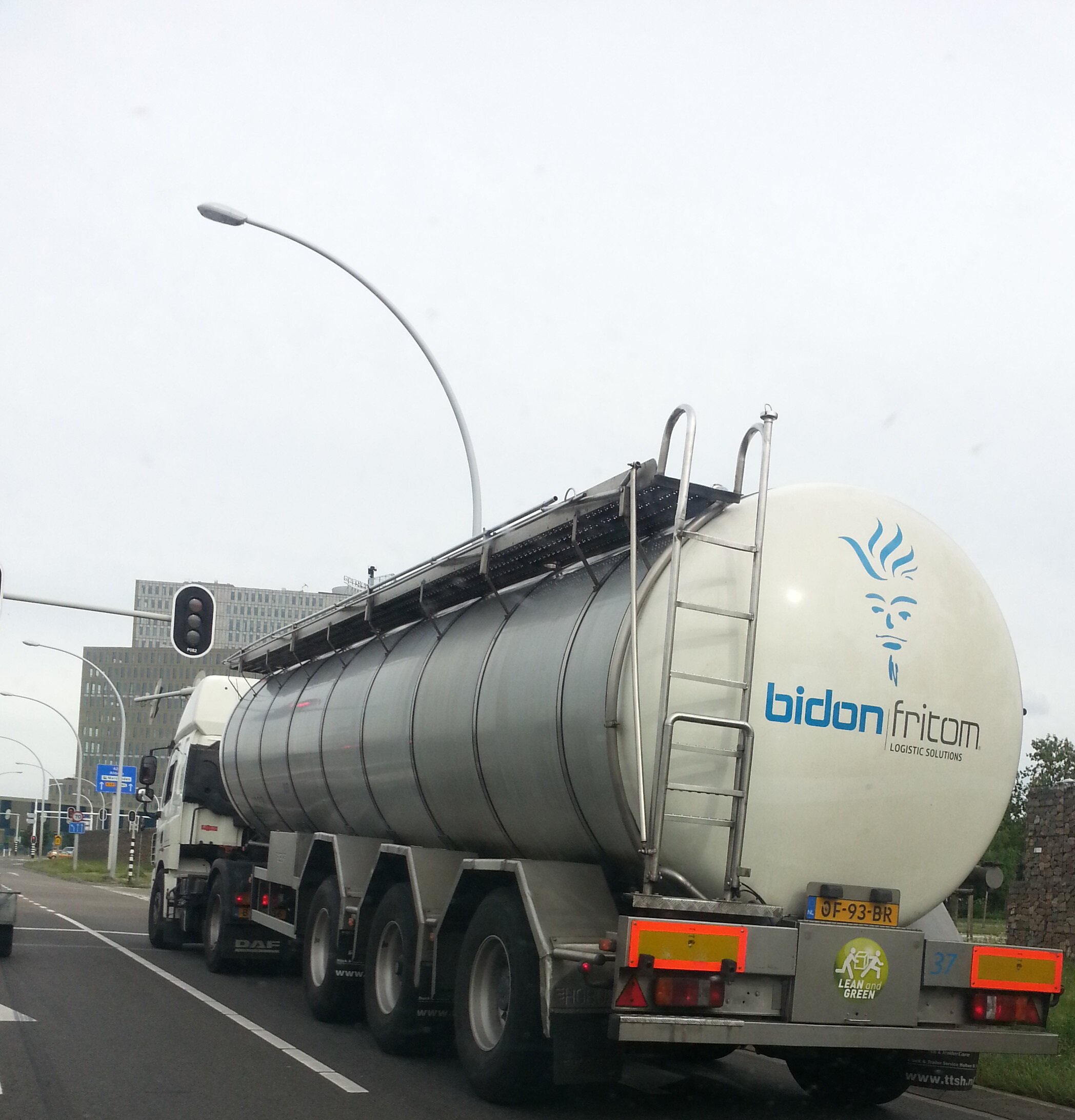 Uw logistieke dienstverlener voor het vervoer van vloeibare levensmiddelen over de weg.