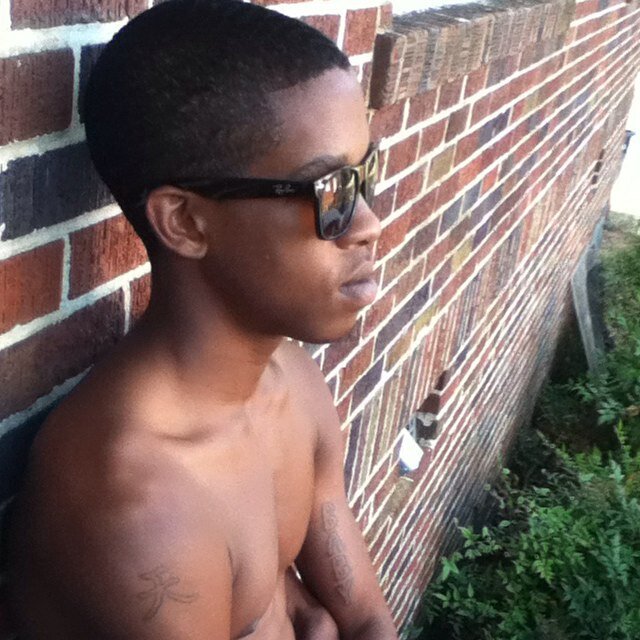 I like gettin MONEY,I like 6lowin TREES, If I follow you, you got to follow ME! @Hines603