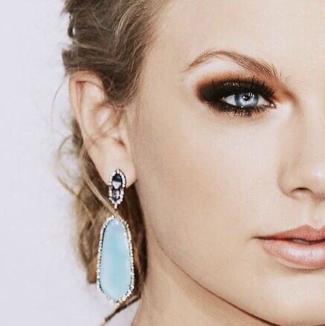 Hey guys!! Ive been a swiftie since 2009, but just now making a twitter. Follow me so we can fangirl over our queen together.