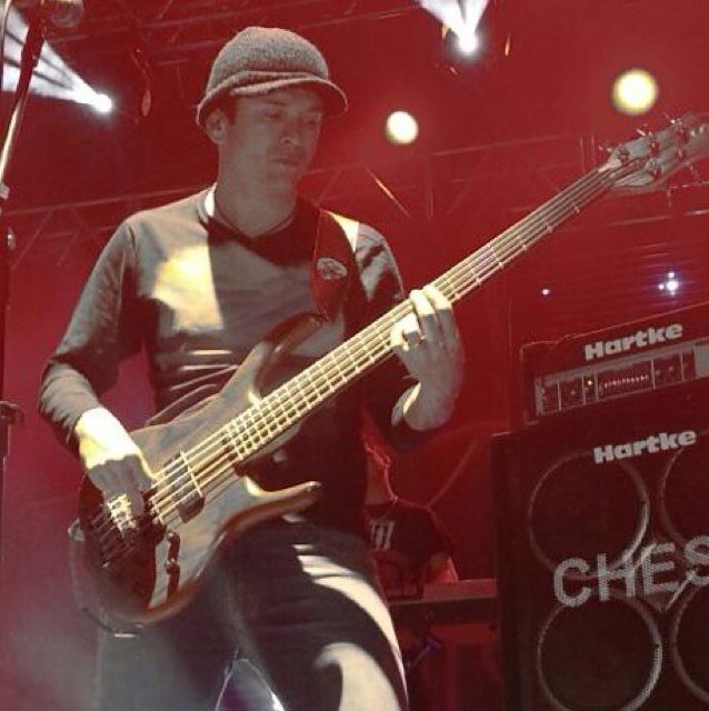 Nasci em Passo Fundo-RS em 22/08/1975 , estou no Tchê Garotos desde agosto de 1996 e sou o baixista da banda.