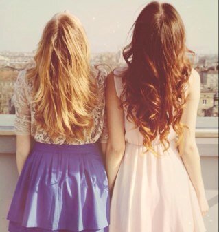 Somos dos chicas que te contamos de todo, ropa, musica... Me encantaría ser un unicornio, pero mi mamá no me deja :(