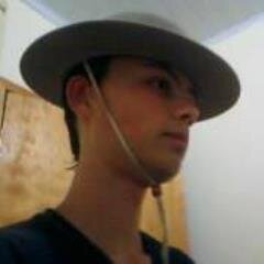 Quando tapeio o meu sombreiro sobre a nuca
O coração me cutuca, bate forte igual cincerro
Sinto que o sangue pulsa mais forte nas veia.