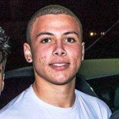 Futebol, surf , Praiaa nada melhor que isso ;)
