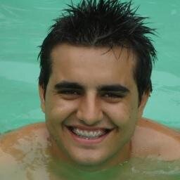 ''Não sou de demonstrar sentimentos, mas sou cheio deles. Eu sofro em silêncio, Amo com o olhar e falo por sorrisos.''
