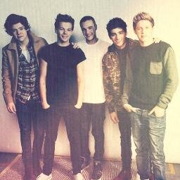 Cuatro idiotas británicos y un irlandés. Tres directioners que van a conseguir su sueño juntas. ‹з CEM
-10 de Julio.-