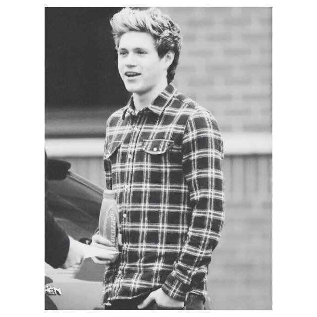 follow @kneesocksniall please ☺️
