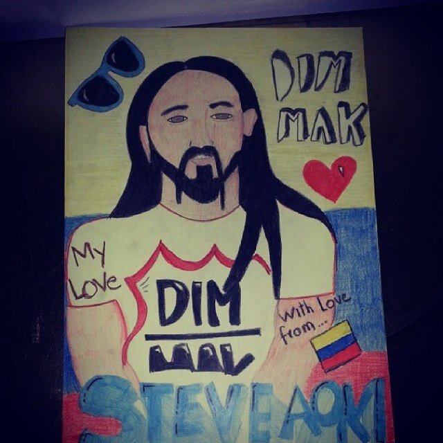 FC oficial de @steveaoki en Colombia. Nuestro ídolo nos siguió el 18/12/13 .