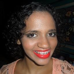 Fabíola da Silva Nascimento. Brasileira, Pernambucana arretada, Recifense. Sonhadora, à procura de desafios, realização profissional e pessoal.