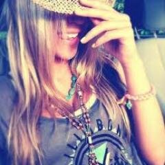 Soñadora, alegre y muy divertida. Amo la música, la moda, el deporte .... y sobretodo compartirlo con mi pedacito de cielo. Así soy y así me gusta ser.