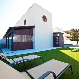 Villas vacacionales para alquilar. Decoradas de diseño y localizadas en un entorno estràtegico con un paisaje natural que llama al descanso.