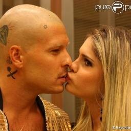 Fã convicta de Bárbara Evans e Mateus Verdelho. Granolinha e Pipoqueiro. Patricinha do caralho e gigolô. Branquela e maloqueiro.