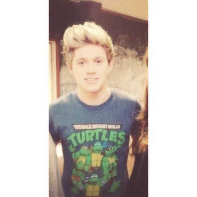 go follow @niagaraniall ! dont follow this account(: