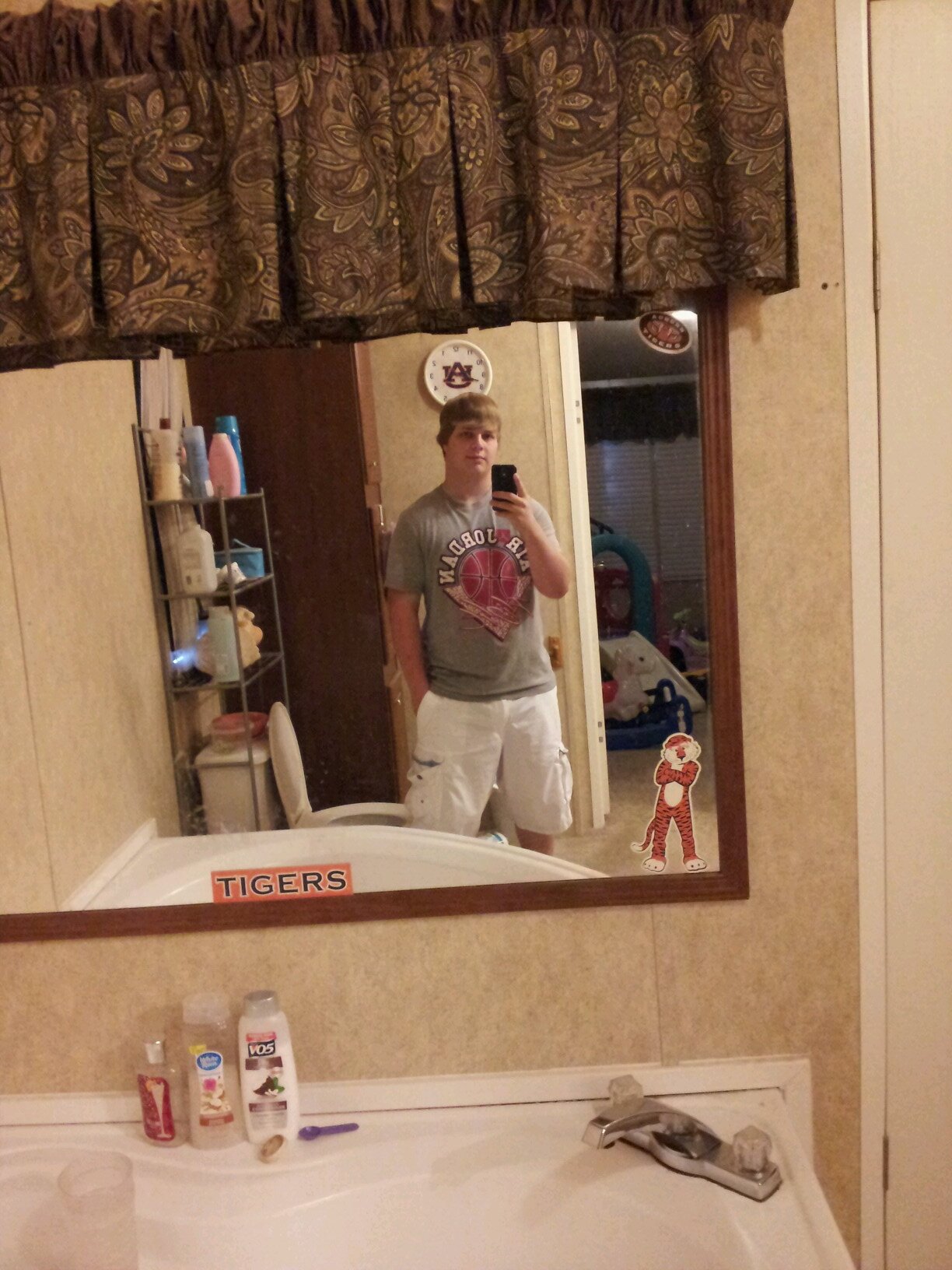 follow me and ill follow back(: