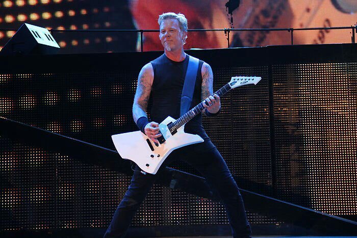 12.Soy intento de guitarra.Me gusta Metallica,SOAD,AC/DC,Megadeth,Gary Moore,Mägo de Oz y Helloween.