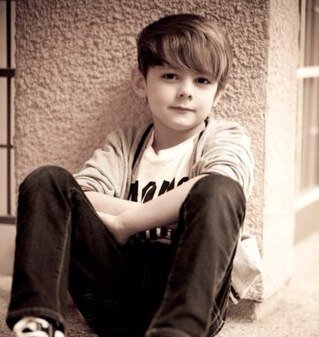 @Badass_EmmaSwan is my Mom. [RP] 8 years old.