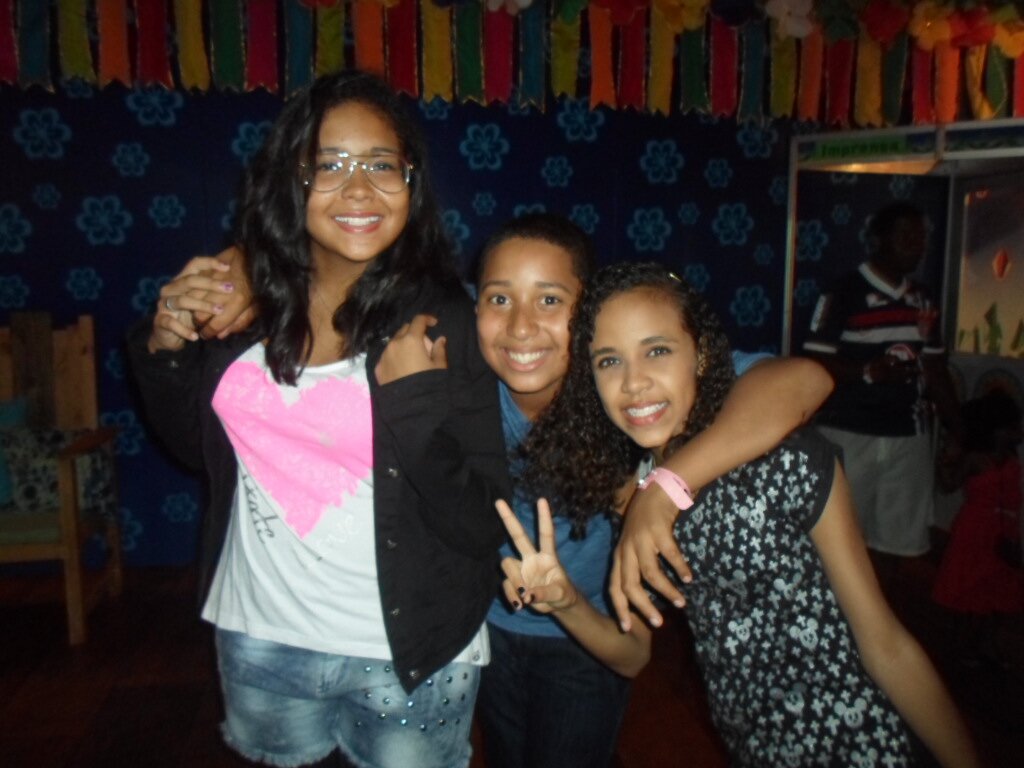 gosto de musicas pop tipo Demi Lovato e Selena gomes. gosto de anita ivte e claudia leite. gosto de pizza