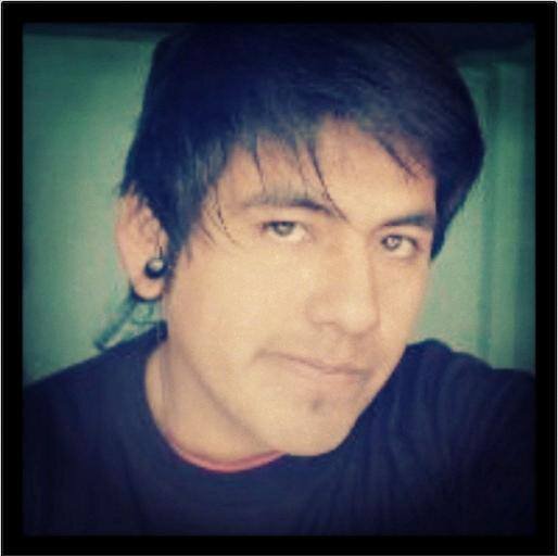soñador, loco, trato de ver las cosas por el lado bueno :3 y cuando quiero lo hago de corazon el problema es olvidar,  me gusta que los demas sonrian