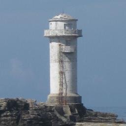 Liebt die Bretagne, Brettspiele, Whisky, Backen & einen kleinen Leuchtturm auf einer Insel am Ende der Welt. Mary-Ward-Fangirl.