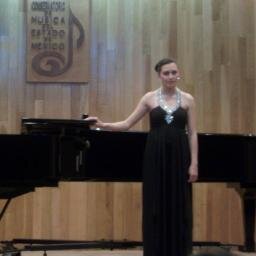 Cantante de música clásica e Historiadora. Amante de la ópera, de la historia de México, la historia del arte y admiradora de la obra de Leonardo de Vinci.