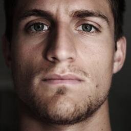 Un tipo sin vida social, utilizando twitter para lograr superarlo.