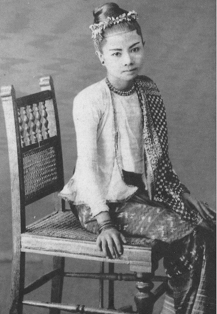 just an ordinary girl from Kyauktada,now living in Yangon.wife of an extraordinary man.comments here are personal not necessarily of my husband Mr.Flory.