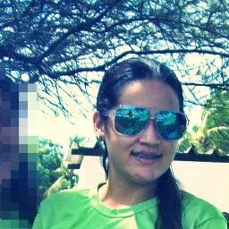 • Para unѕ α mociinнa • ρara oυтroѕ α νilã 　　　　　 
(66³

'Comigo, qeem qiiser; conтrα miim, qeem 
puder .