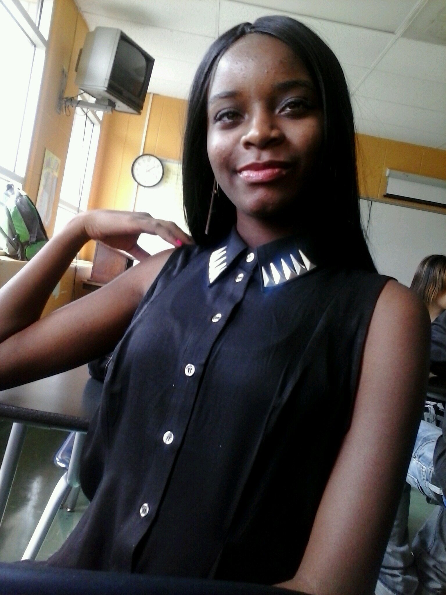 hazel eyes. pretty face. nice girl.*Gemini* may 31...fmofb:Maya da realest  ^_^