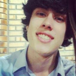 Gaúcho, capricorniano, 21 anos, estudante de Direito.