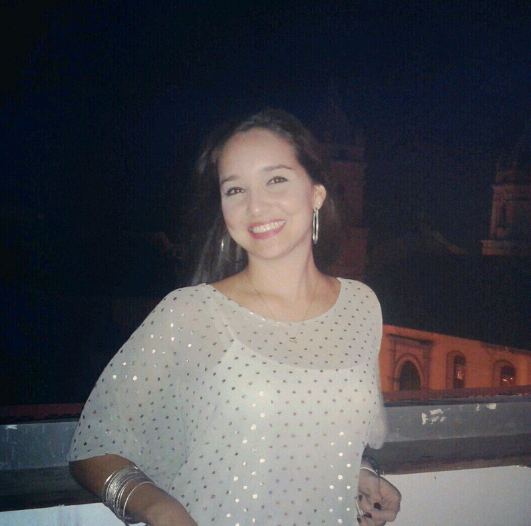 Orgullosamente Ucabista e Incaísta, caraqueña, buscando oportunidades para una vida mejor.