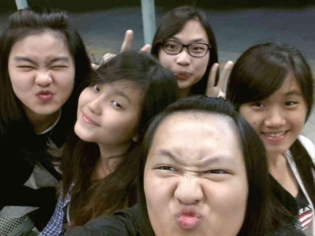 vellcs's profile picture. lady in a suitcase. carpe diem 