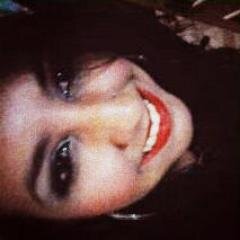 . Debaixo da maquiagem e por trás do meu sorriso, eu sou apenas uma menina que deseja o mundo.